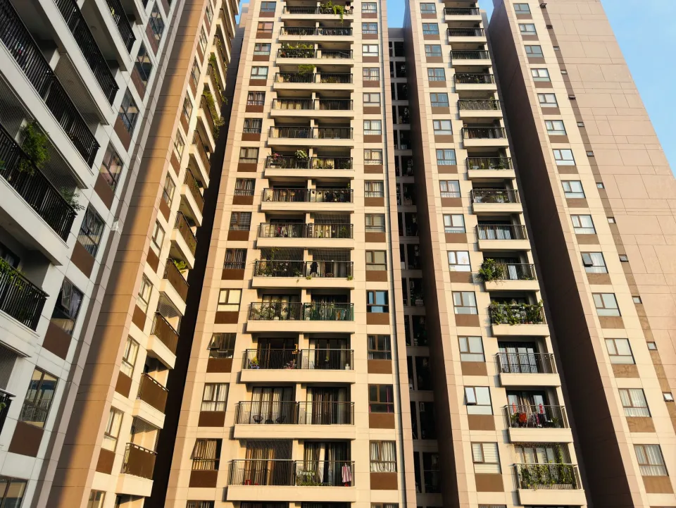 Nhà phố sau khi sơn sửa — sạch sẽ, sáng sủa — sau
